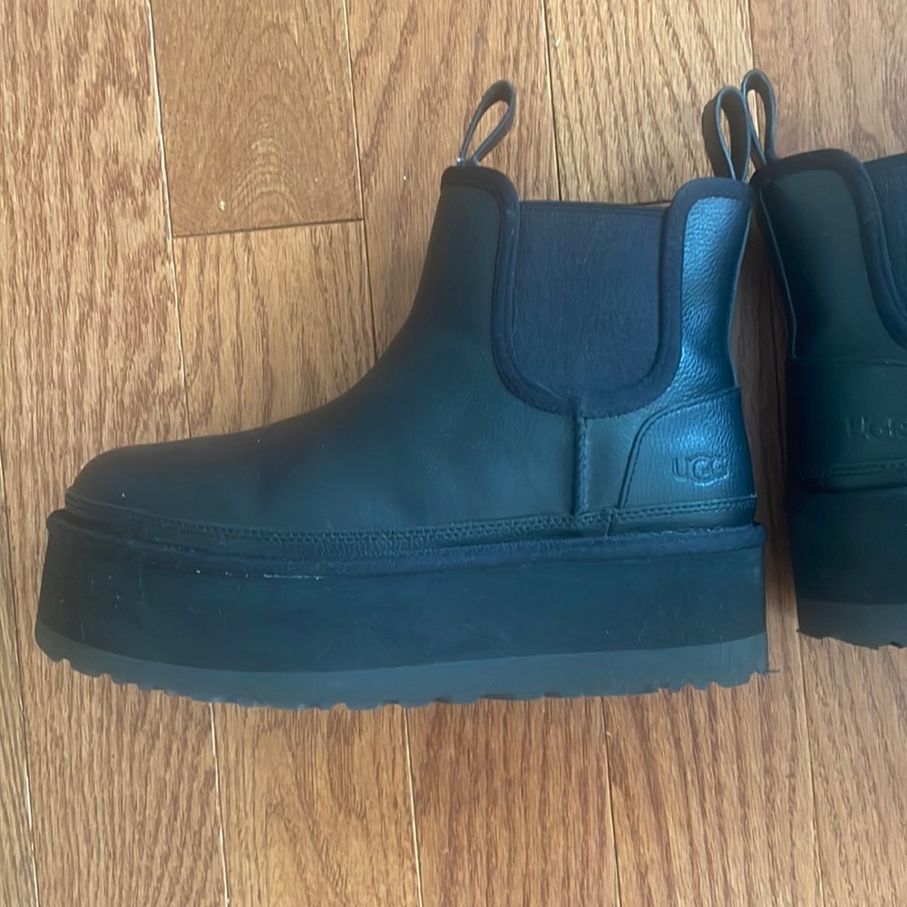 Platform chelsea uggs. Lightly worn. Bought 3 weeks ago brand new